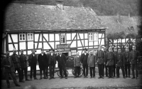 2552_Schb 1927 ca. Fund Nauroth mit Gastwirtschaft Stinner und Feuerwehr.jpg